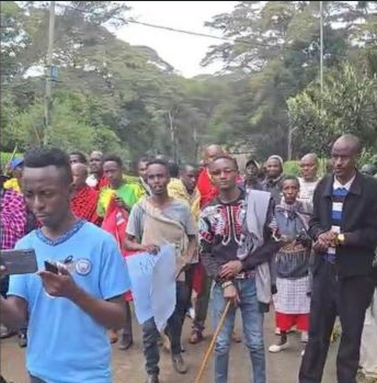 Ngong residents protest at Raila Odinga’s Karen home, seek his help over alleged 2,000-acre land grab